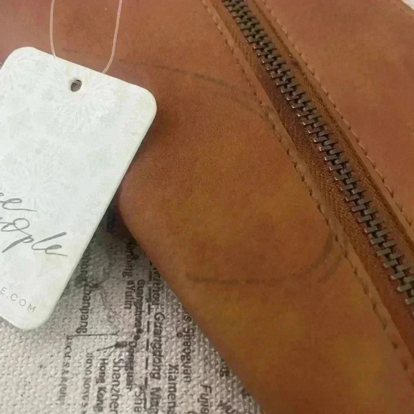 Free People Distressed Vegan Wallet/Wristlet, brown pebble texture New With Tags - Picture 2 of 10
